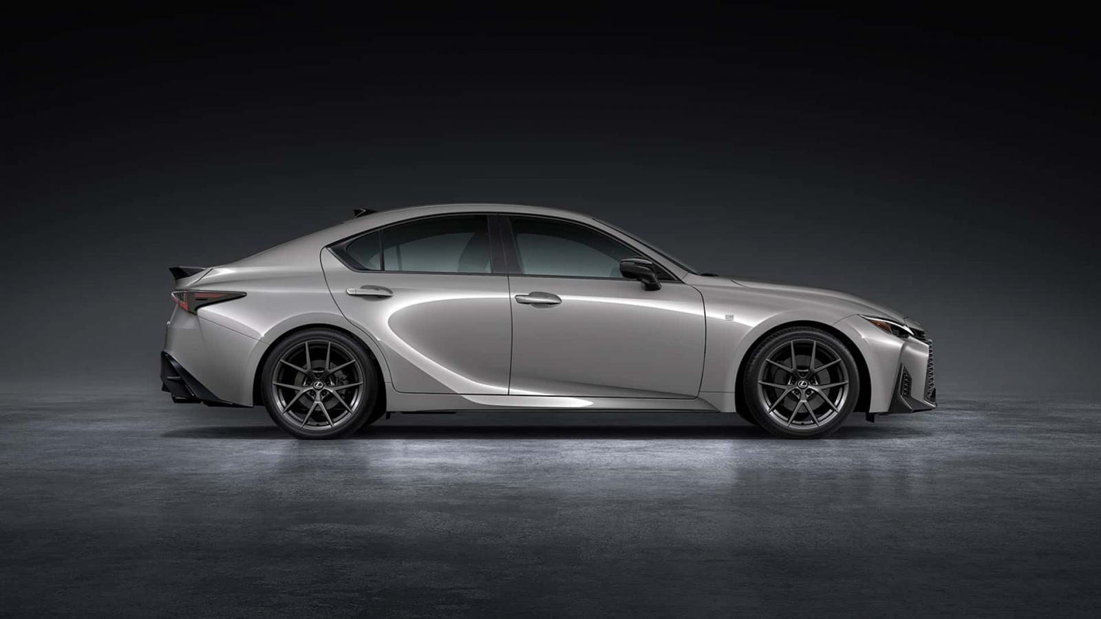Φρεσκάρισμα μέσα και έξω για το Lexus IS 